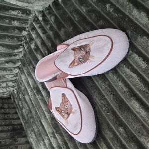 Charming Cat Embroidered Women's Mules - White & Tan